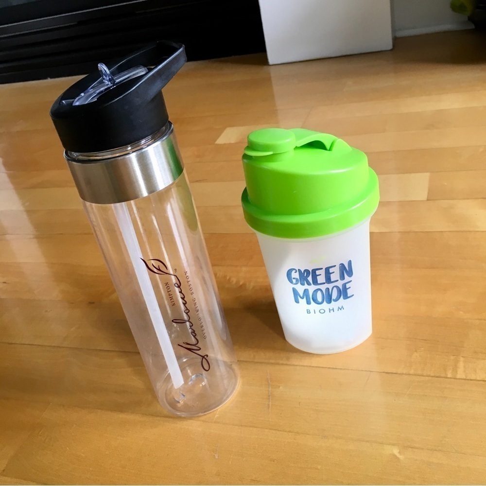 Set 2 Plastic Water Shaker Bottles Black Green 16 oz